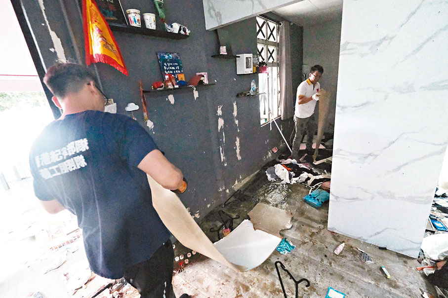 ◆義工們協助村民清理被雨水浸泡數日、凌亂不堪的房屋。 香港文匯報記者涂穴  攝