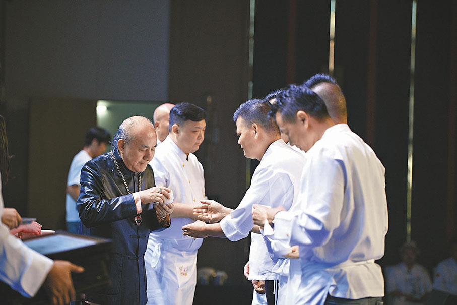 ◆戴龍在武漢舉行「食神」收徒儀式。  歐陽思柔 攝