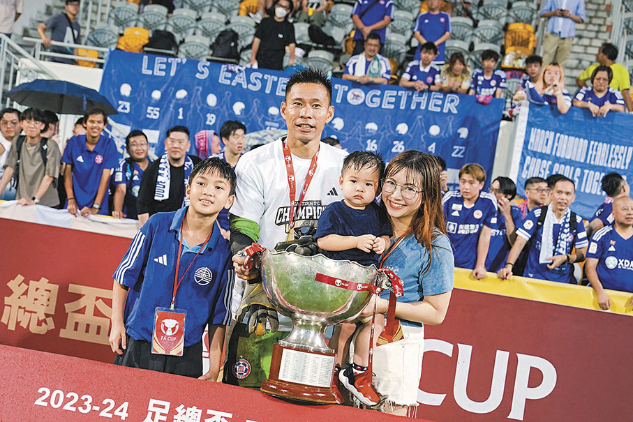 ◆葉鴻輝與家人分享勝利喜悅。 香港文匯報記者葉詩敏  攝