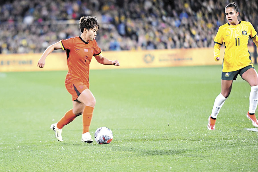 ◆中國隊球員王霜（左）在比賽中帶球突破。  新華社