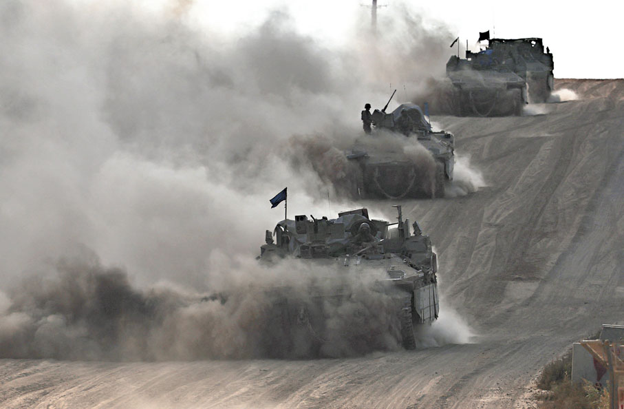 ◆以軍裝甲車隊在加沙邊境執行任務。 路透社