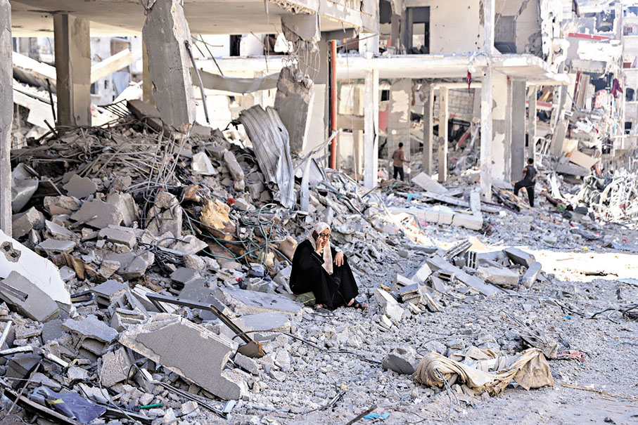 ◆以軍進攻加沙北部傑巴利亞，一名巴婦坐在廢墟中。 美聯社