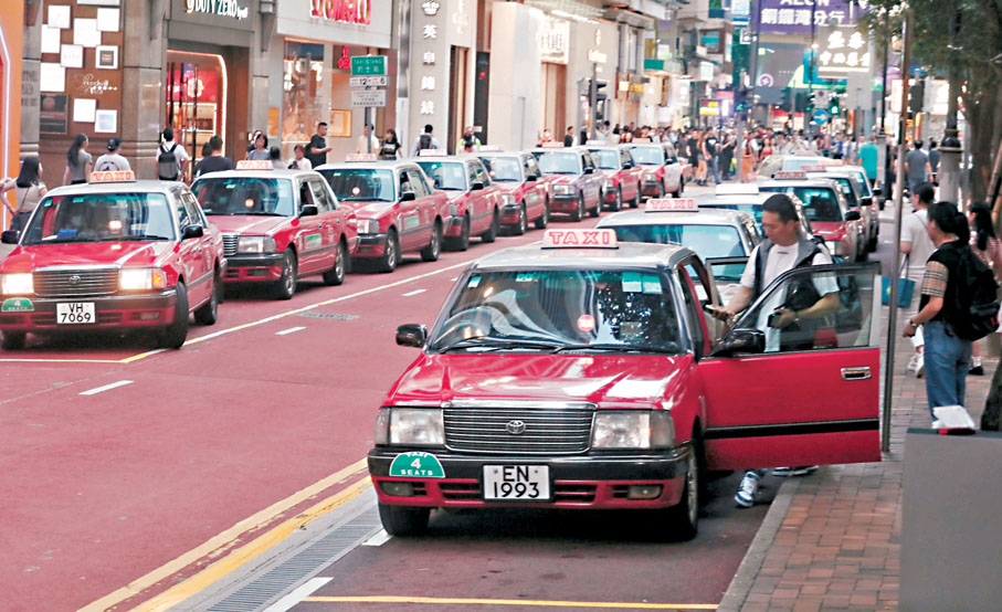◆據的士司機表示，過半的士已加入了網約車平台。 香港文匯報記者郭木又 攝