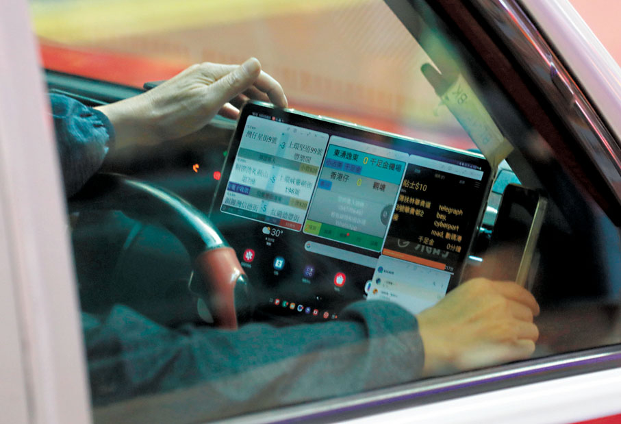 ◆的士司機加入網約平台，用平板電腦監察各平台的訂單以作選擇。香港文匯報記者郭木又 攝