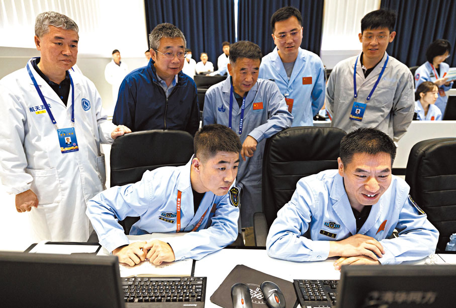 ◆北京航天飛行控制中心工作人員在查看嫦娥六號着陸器和上升器組合體傳回的數據。 新華社