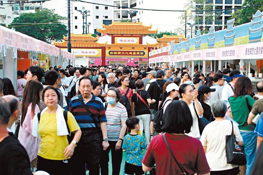◆維園內擠滿了前來參觀購物的市民。香港文匯報記者黃艾力 攝