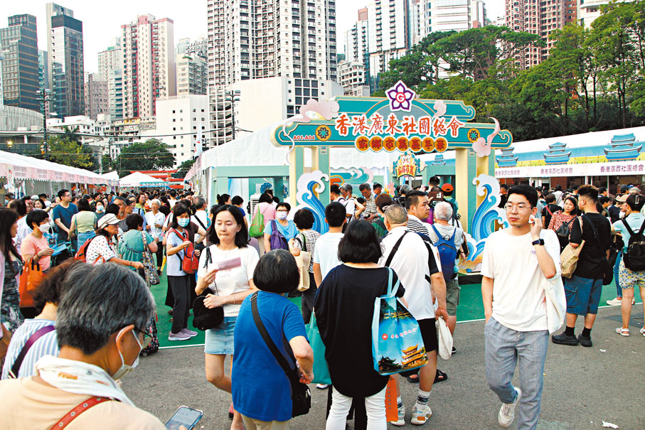 ◆廣東社團總會攤位人頭湧湧。香港文匯報記者黃艾力 攝