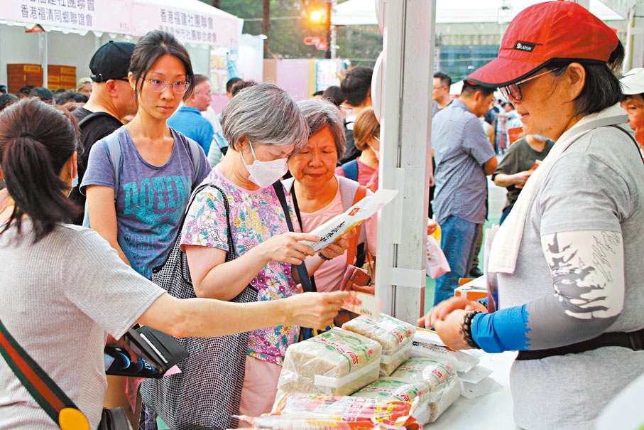 ◆入場市民細心挑選心儀貨品。香港文匯報記者黃艾力 攝
