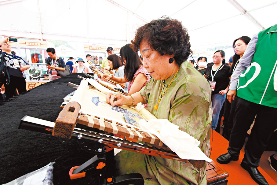 ◆劉老師在非物質文化遺產區進行了一段刺繡表演。香港文匯報記者黃艾力 攝