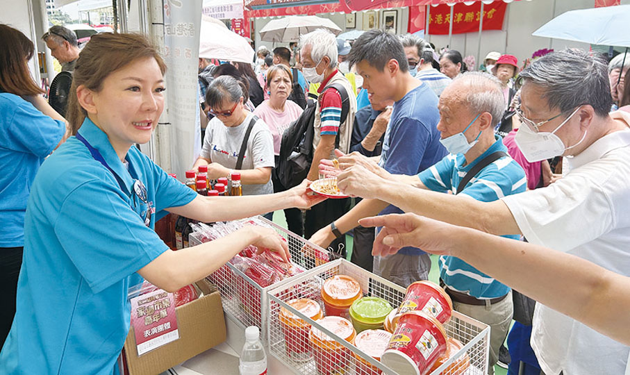 ◆ 現場人潮湧動，場面熱鬧。