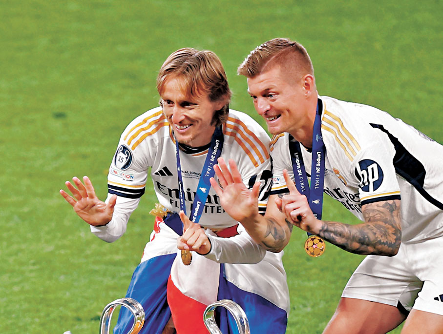 ◆卻奧斯(右)和莫迪歷聯手攬下他們的第6面歐聯冠軍獎牌。   路透社