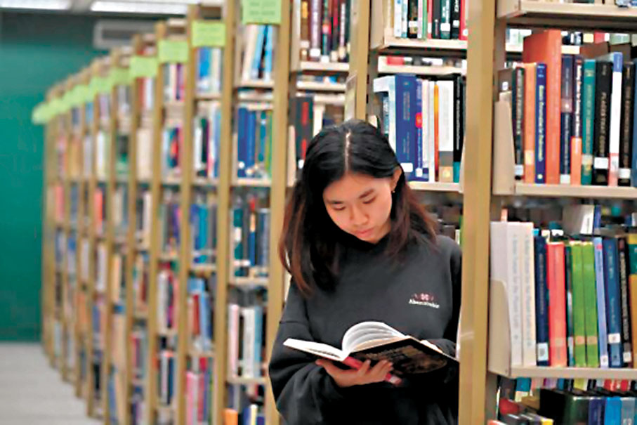 ◆香港作為全球金融中心始終吸引着來自各國的優秀學生學習金融專業。圖為來自馬來西亞的學生在香港大學修讀量化金融學。資料圖片