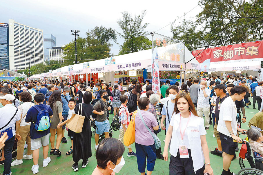 ◆市集人聲鼎沸，有不少市民與親朋好友結伴而來，體驗家鄉市集嘉年華。 香港文匯報記者北山彥  攝