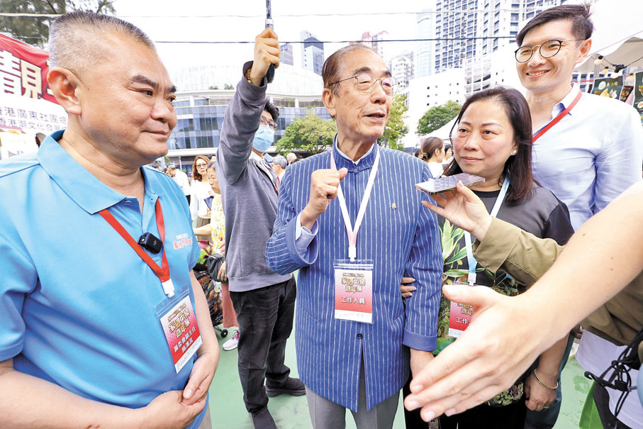 ◆楊孫西在家人的陪同下，與香港福建社團聯會主席施清流(左一)等一起逛家鄉市集嘉年華。 香港文匯報記者北山彥  攝