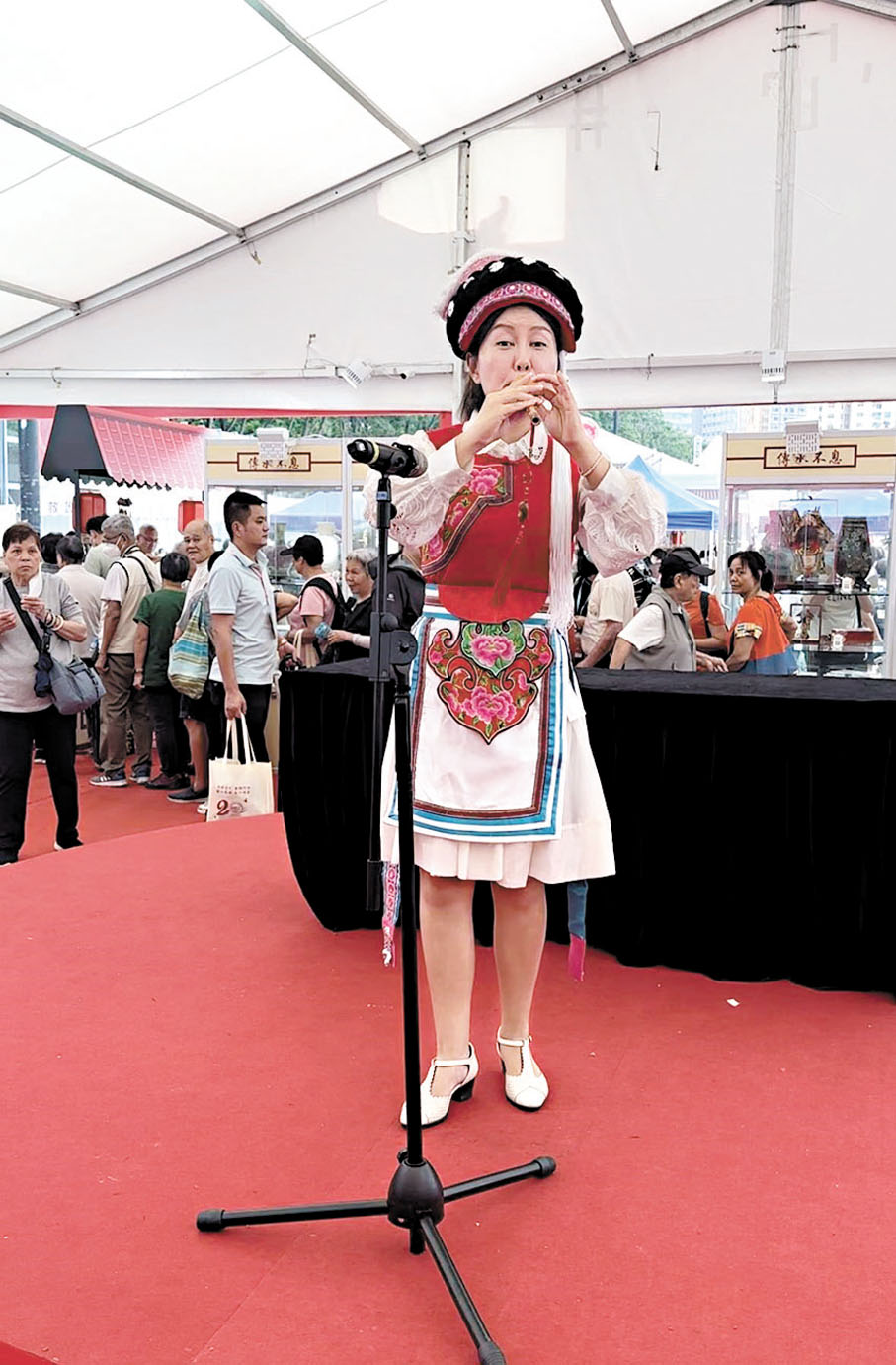 ◆姜盧芸為市民表演葫蘆絲演奏。香港文匯報記者藍松山  攝