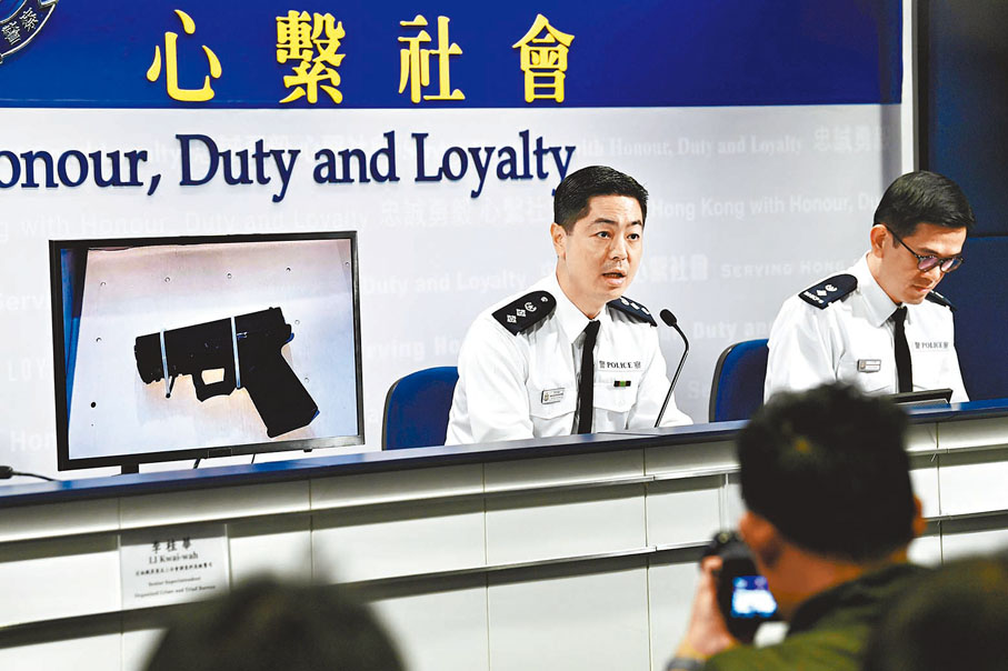 ◆2019年12月9日，警方記者會展示在拘捕「屠龍小隊」成員行動中檢獲大傷力槍械及爆炸品。 資料圖片