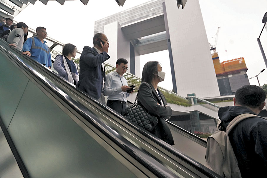 ◆行政長官會同行政會議昨日同意，首長級、高、中、低層公務員劃一加薪3%。 資料圖片