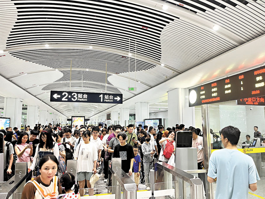 ◆廣東城際「四線」貫通首周，共發送旅客54.56萬人次。圖為旅客入閘乘車。香港文匯報廣州傳真