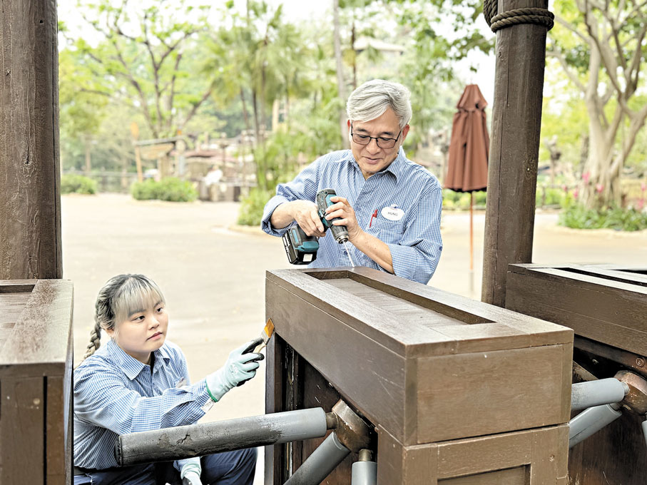 ◆樂園工作人員正完善用綠色廢料打造的旋轉柵門。 迪園供圖