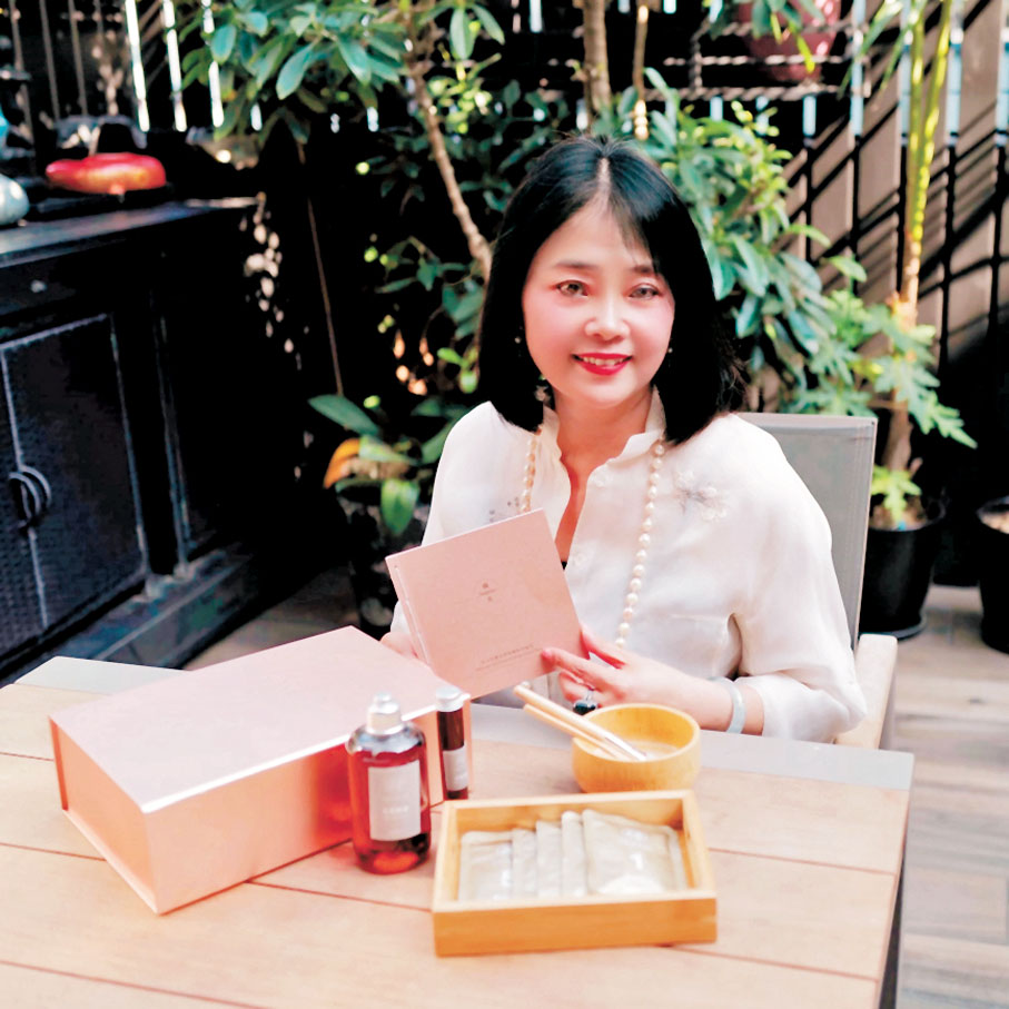 ◆黃小虹的公司亦推出一系列的中藥護膚產品，包括防曬霜、精華素、眼霜、底霜等。