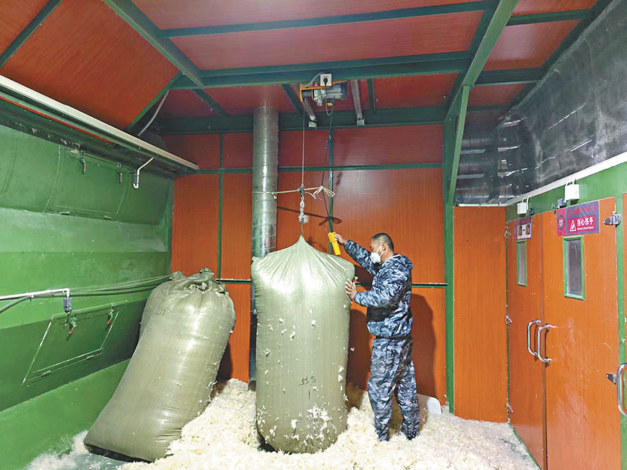 ◆工作人員在稱重鵝絨。香港文匯報黑龍江傳真