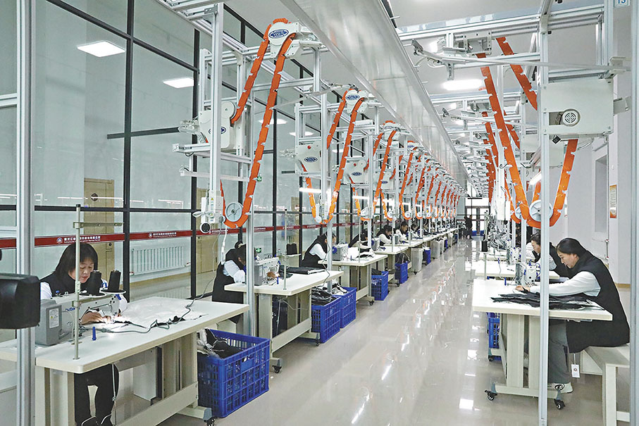 ◆生產車間內，工作人員在加工羽絨服。香港文匯報黑龍江傳真