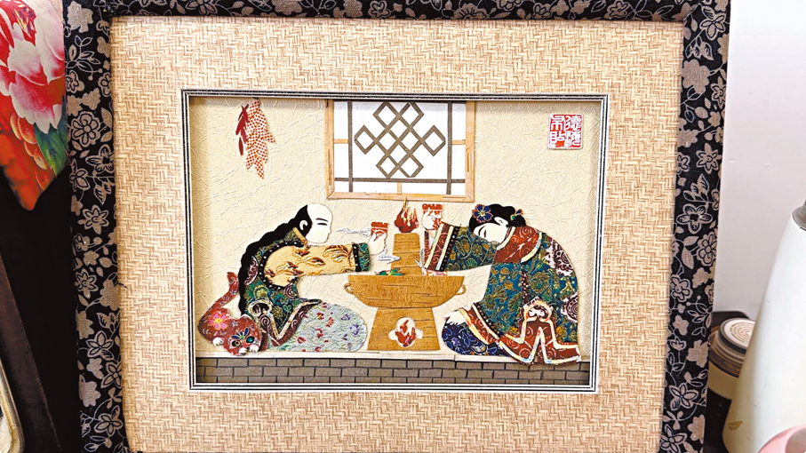 ◆李德海創作的極具滿族風情和東北特色的布貼畫作品。