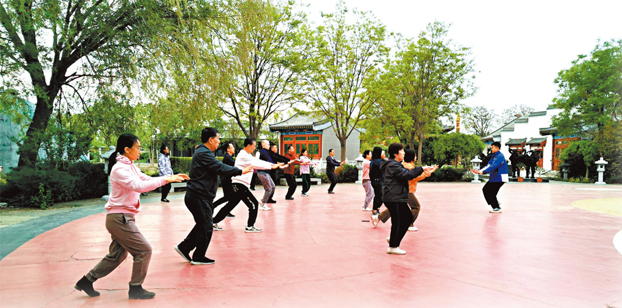 ◆各地體驗者來天真園習練太極。