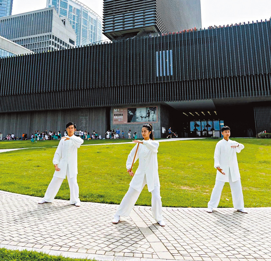 ◆天真園的年輕導師5月在港進行太極表演。