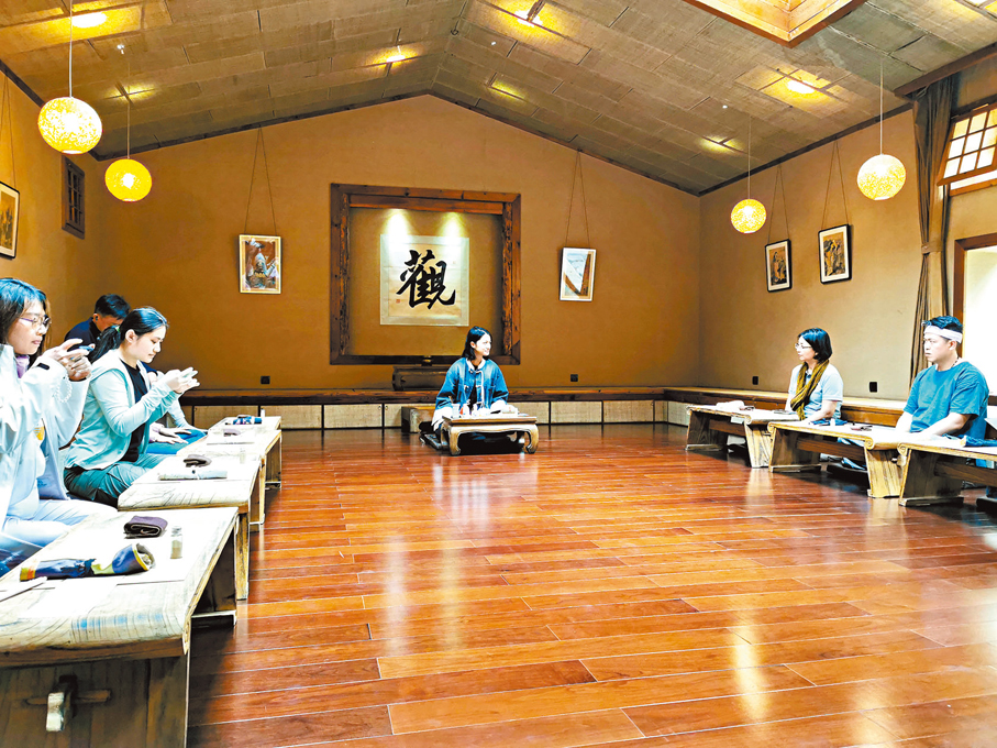 ◆大家在天真園的禪堂了解香道。