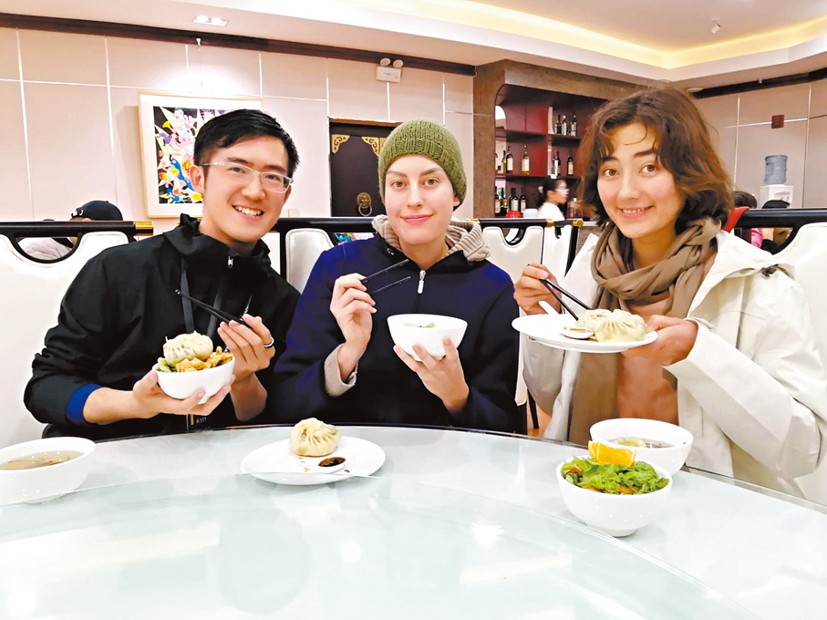 ◆何昌融（左）與墨西哥學生（中）及中美混血學員。