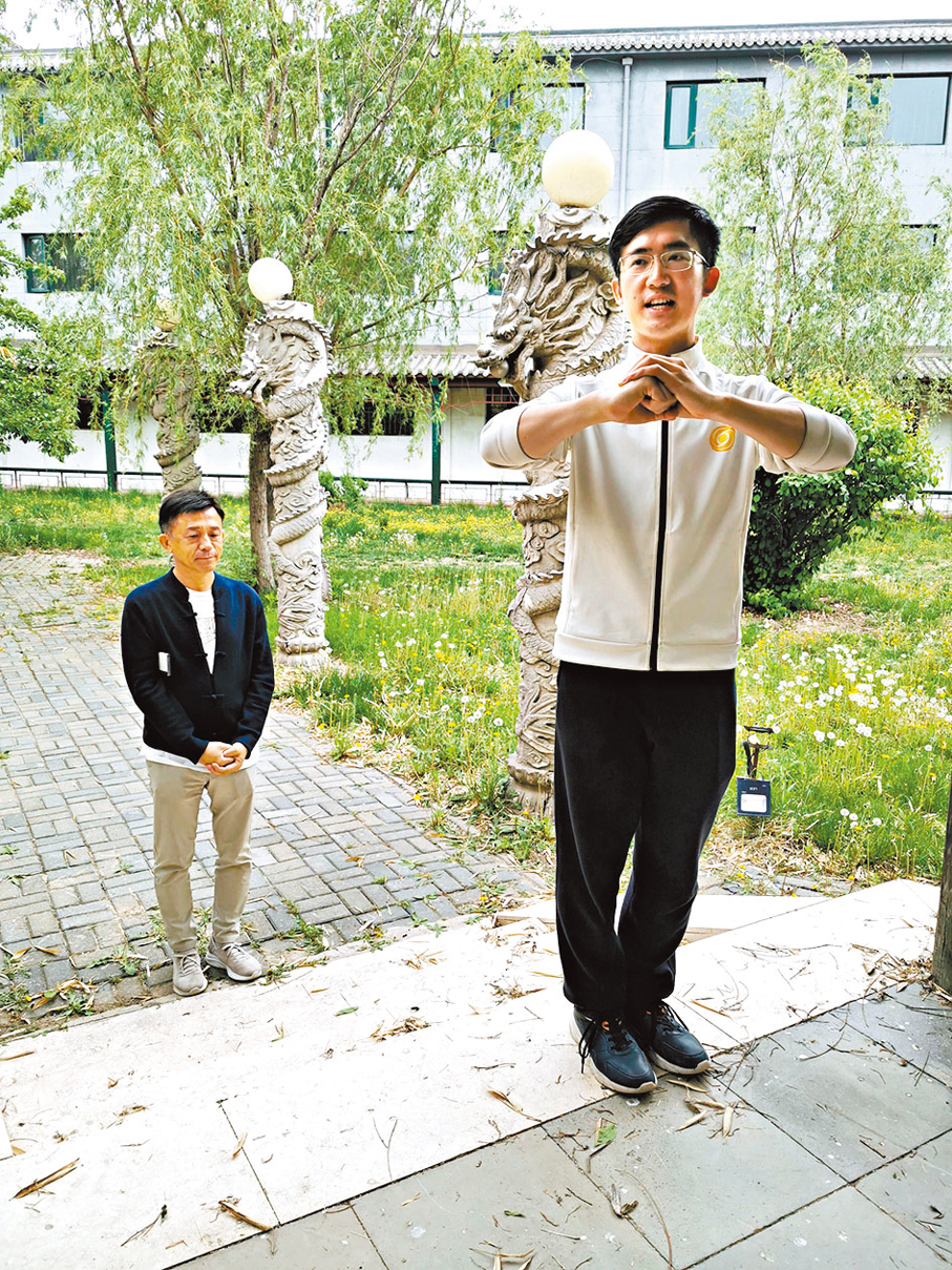 ◆何昌融的父親（左）來天真園探訪何昌融（右）。