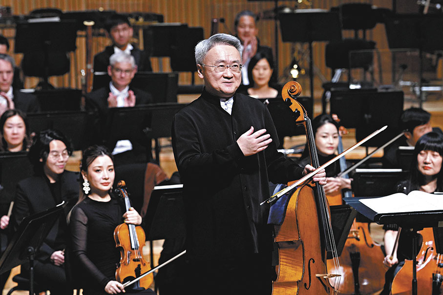 ◆著名大提琴家王健向觀眾致意。