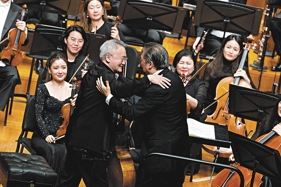◆著名大提琴家王健（左）與著名指揮余隆默契十足，老友鬼鬼。 