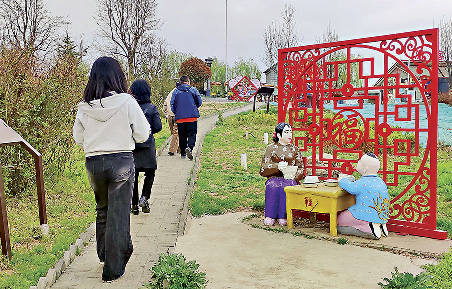 ◆「中國泥塑第一村」鳳翔六營村吸引眾多遊客觀光。