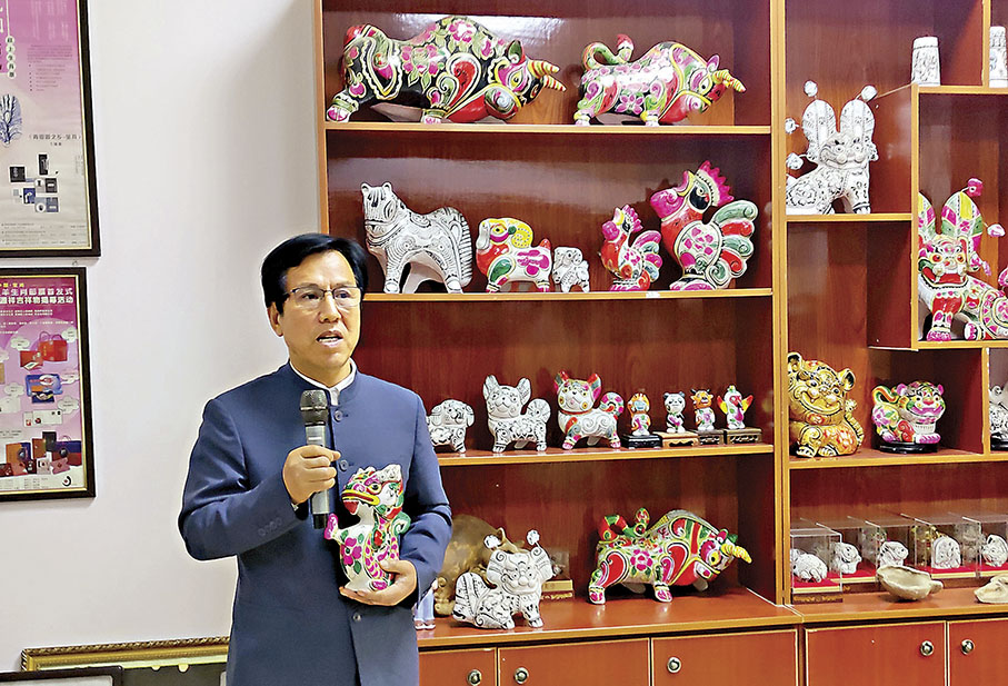 ◆鳳翔泥塑非遺傳人胡新明向遊客介紹泥塑的歷史。