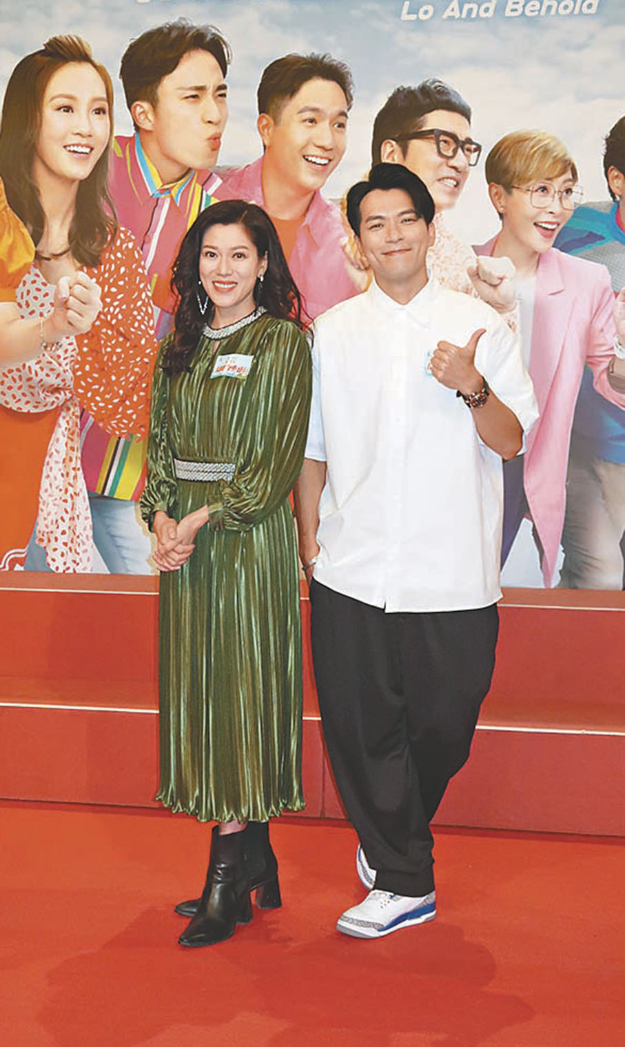 ◆許家傑幫口為林淑敏解畫。