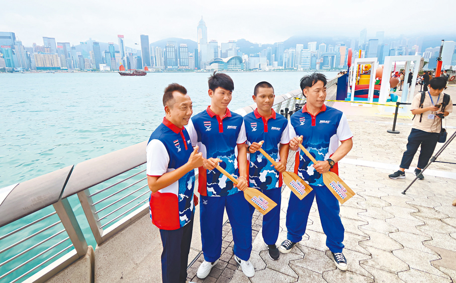 ◆泰國隊代表PATCHAWAT KIRDNAK（左一）與隊員。香港文匯報記者涂穴  攝