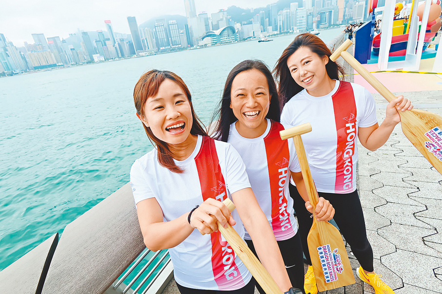 ◆左起：參與國際龍舟邀請賽的本地箭蜚隊成員梁家琪、譚梓慧和孔倩婷。香港文匯報記者涂穴  攝