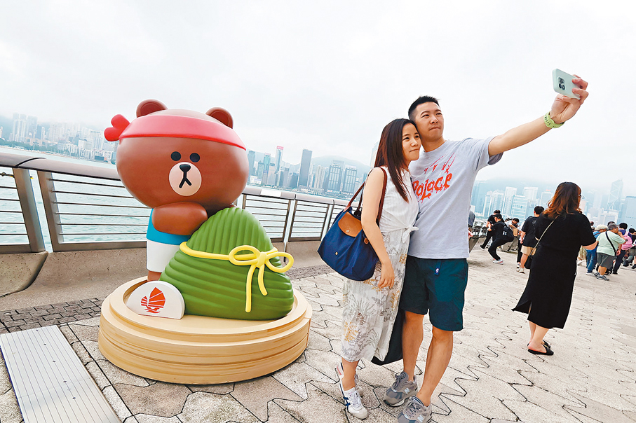 ◆星光大道設置「LINE FRIENDS Hong Kong Summer Chill」卡通人物打卡熱點，遊人爭相合照。香港文匯報記者涂穴  攝