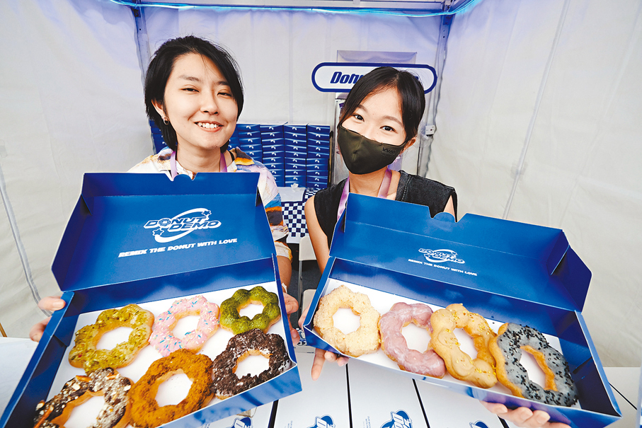 ◆ Yiyan（左）推出新款港式口味冬甩，預期生意額增兩成至四成。 香港文匯報記者涂穴  攝