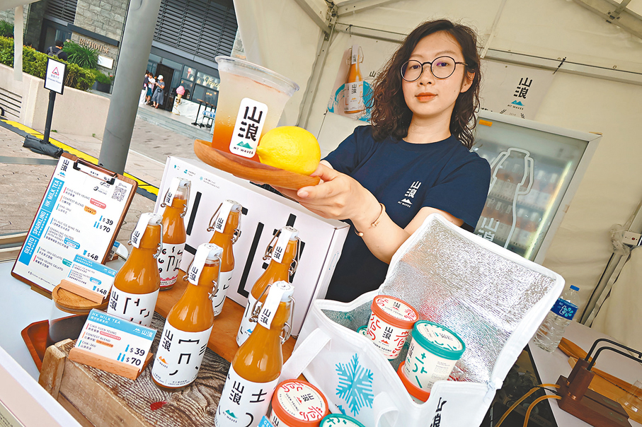 ◆在星光大道擺檔的Latona，推出不同口味的飲品。香港文匯報記者涂穴  攝