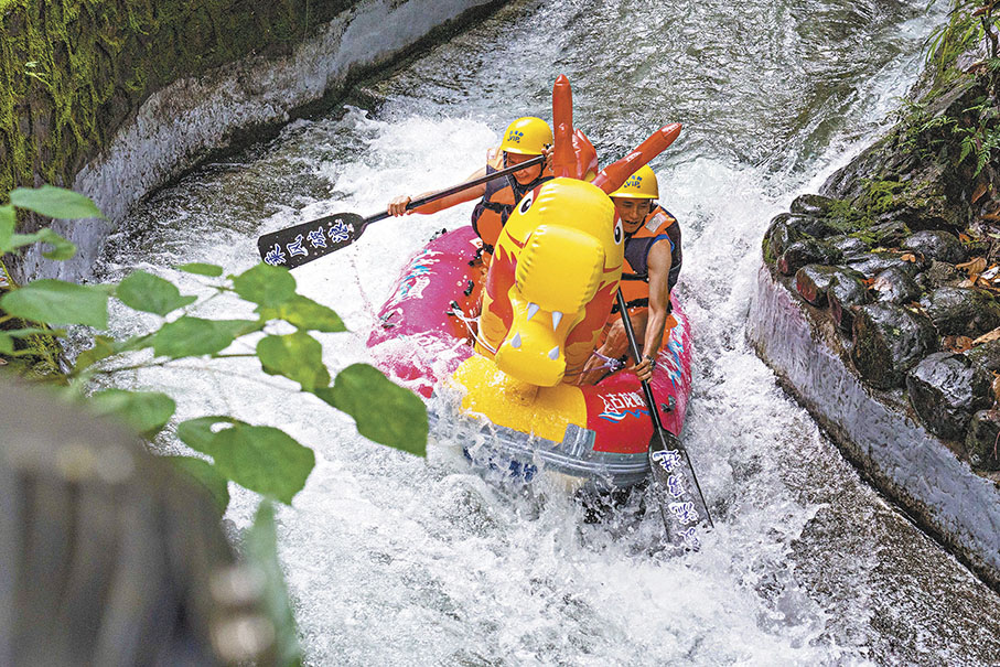 ◆遊客端午假期在粵北古龍峽乘坐「橡皮艇龍舟」體驗漂流速度激情。 香港文匯報廣東傳真