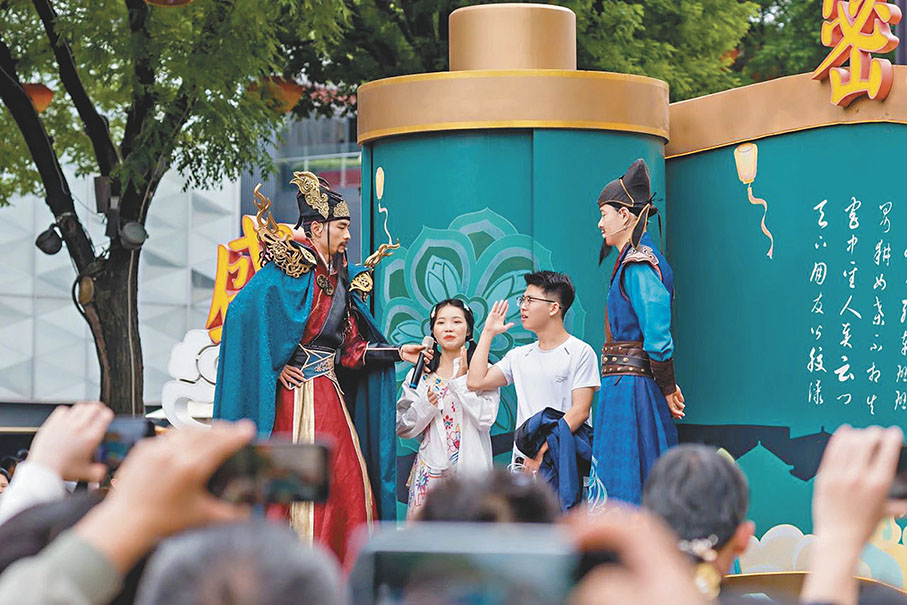 ◆西安大唐不夜城「唐風端午」活動上，「李白」攜「房玄齡」「杜如晦」與遊客對詩。 香港文匯報 陝西傳真