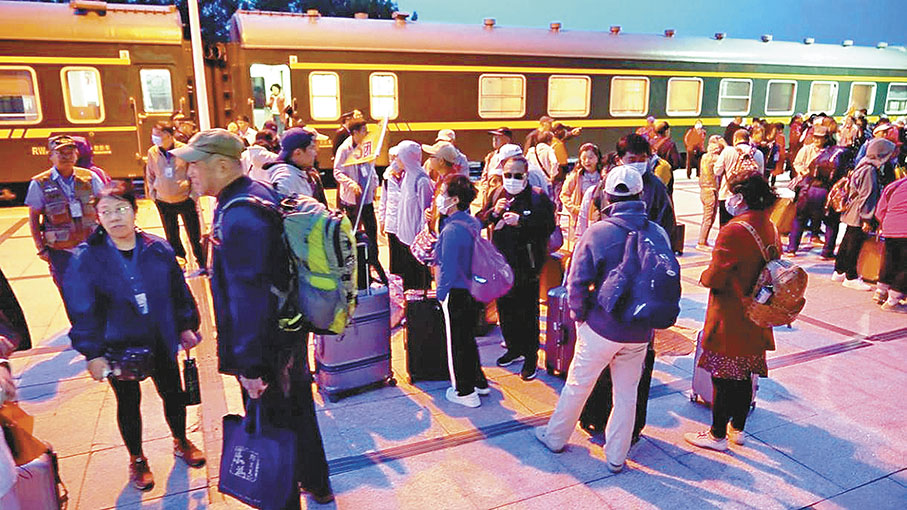 ◆今年黑龍江省首趟中俄跨境旅遊專列順利抵達佳木斯口岸城市同江。 香港文匯報黑龍江傳真
