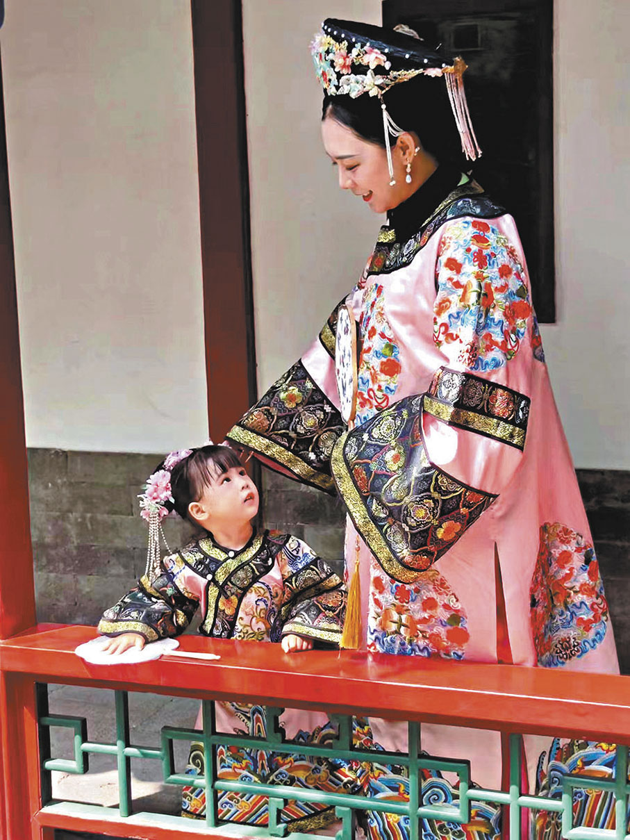 ◆媛媛帶孩子身着古裝端午遊園。  香港文匯報北京傳真