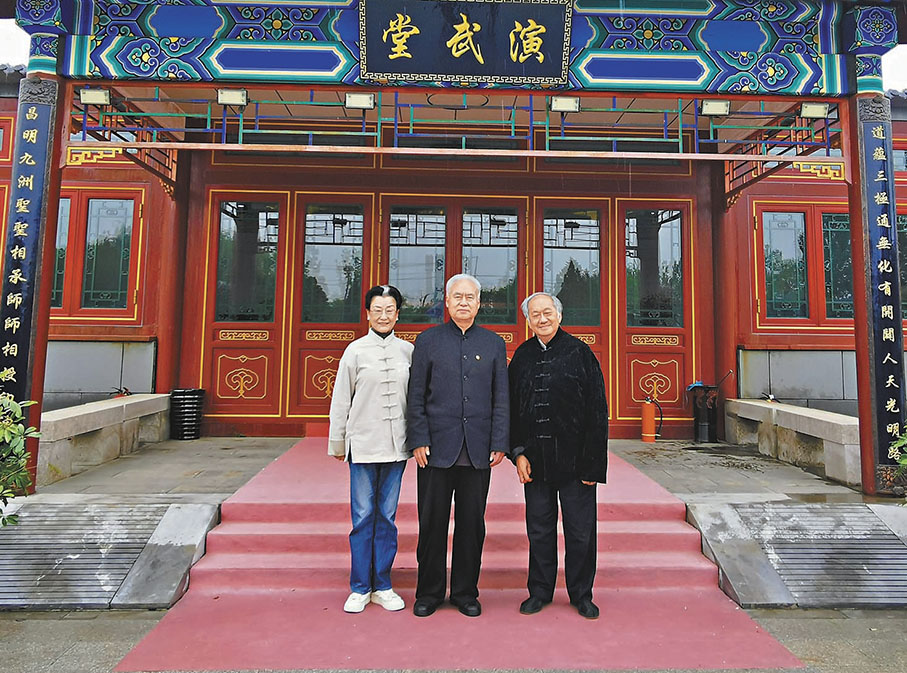 ◆崔愛玲（左）邢啟林（中）夫婦與溫金海攜手傳承國學。