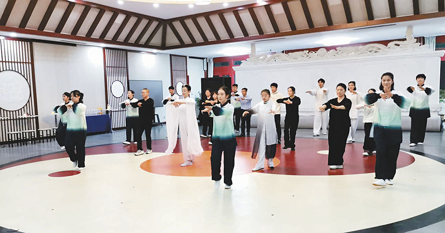 ◆崔愛玲與學生共同表演太極舞。