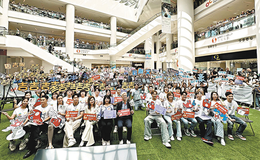 ◆現場吸引大批粉絲吶喊助威，場面熱鬧。