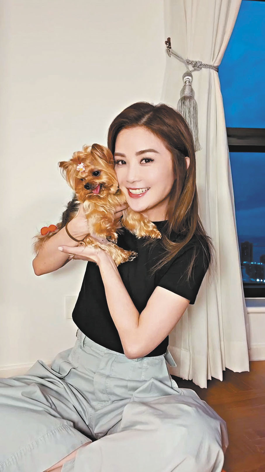 ◆蔡卓妍與8歲愛犬栗子展現3大合拍。